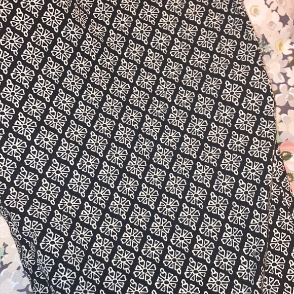 Women’s black white Old Navy Patterned pixie cut  Dress Pants - Picture 2 of 3